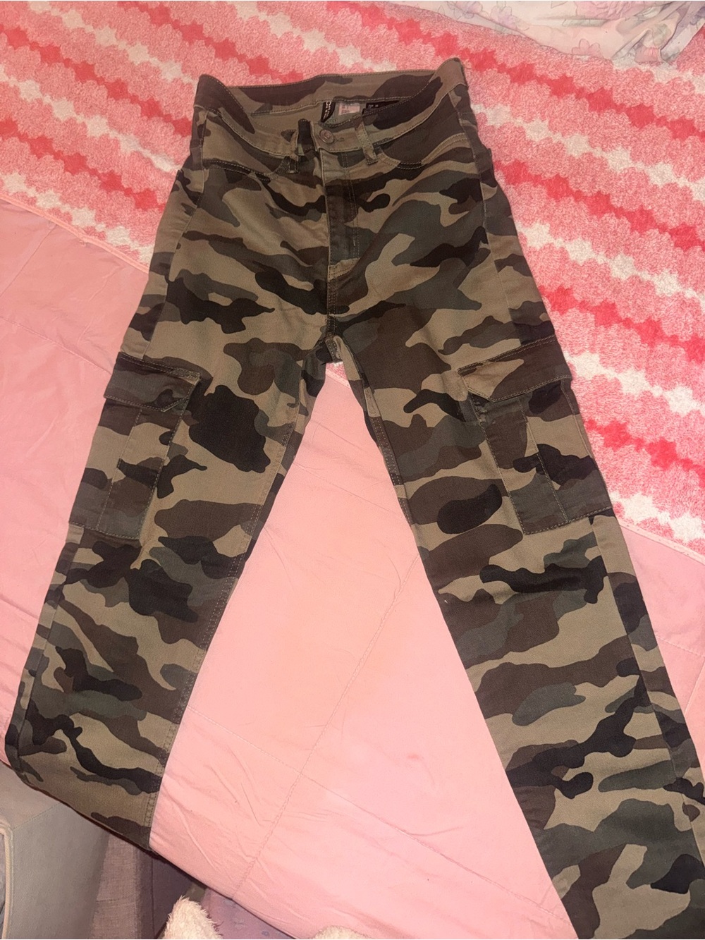H&M Women's Skinny Cargo Jeans in Green Camo